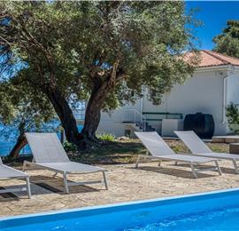 4 bedroom villa with pool by the sea, near Corfu town, sleeps 8
